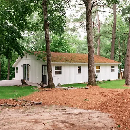 Spacious 3 Bedroom On Arbutus Lake
